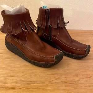 FRYE brown leather fringe moccasin ankle boots women’s 7 Aztec zip black 2” heal